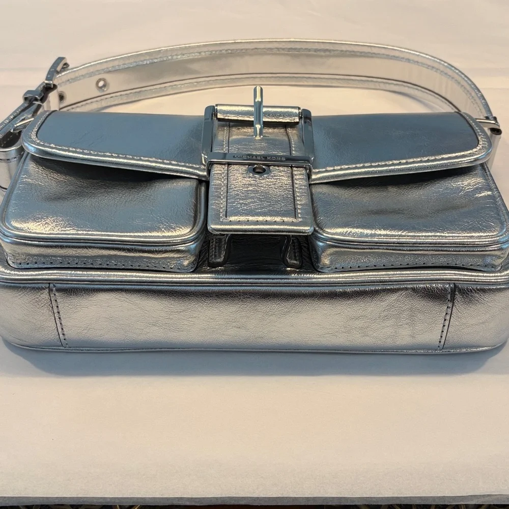 Micheal Kors Colby Silver Leather Shoulder Bag - Picture 8 of 9